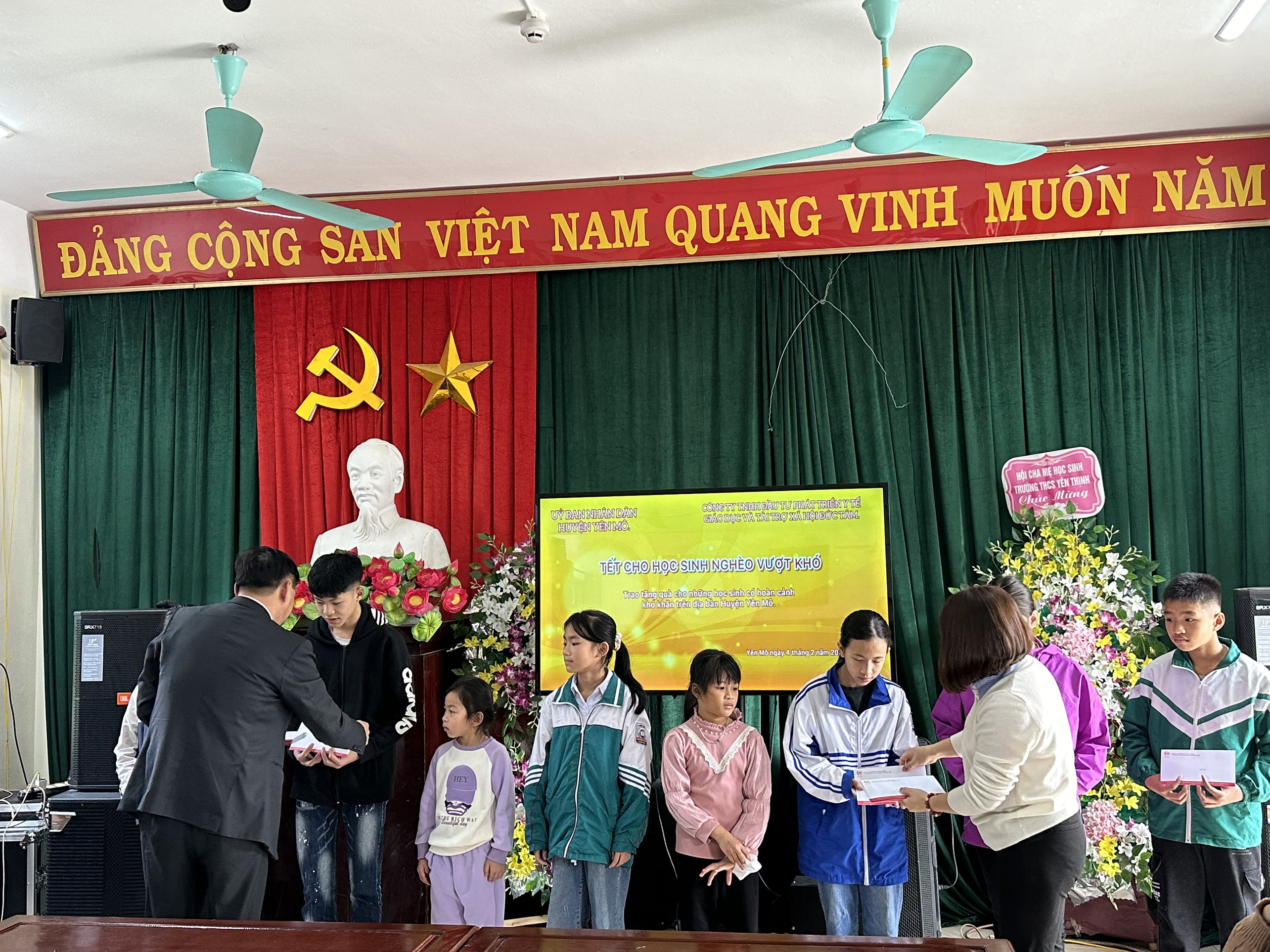 Tết Cho Học Sinh Nghèo Vượt Khó - Yên Mô, Ninh Bình