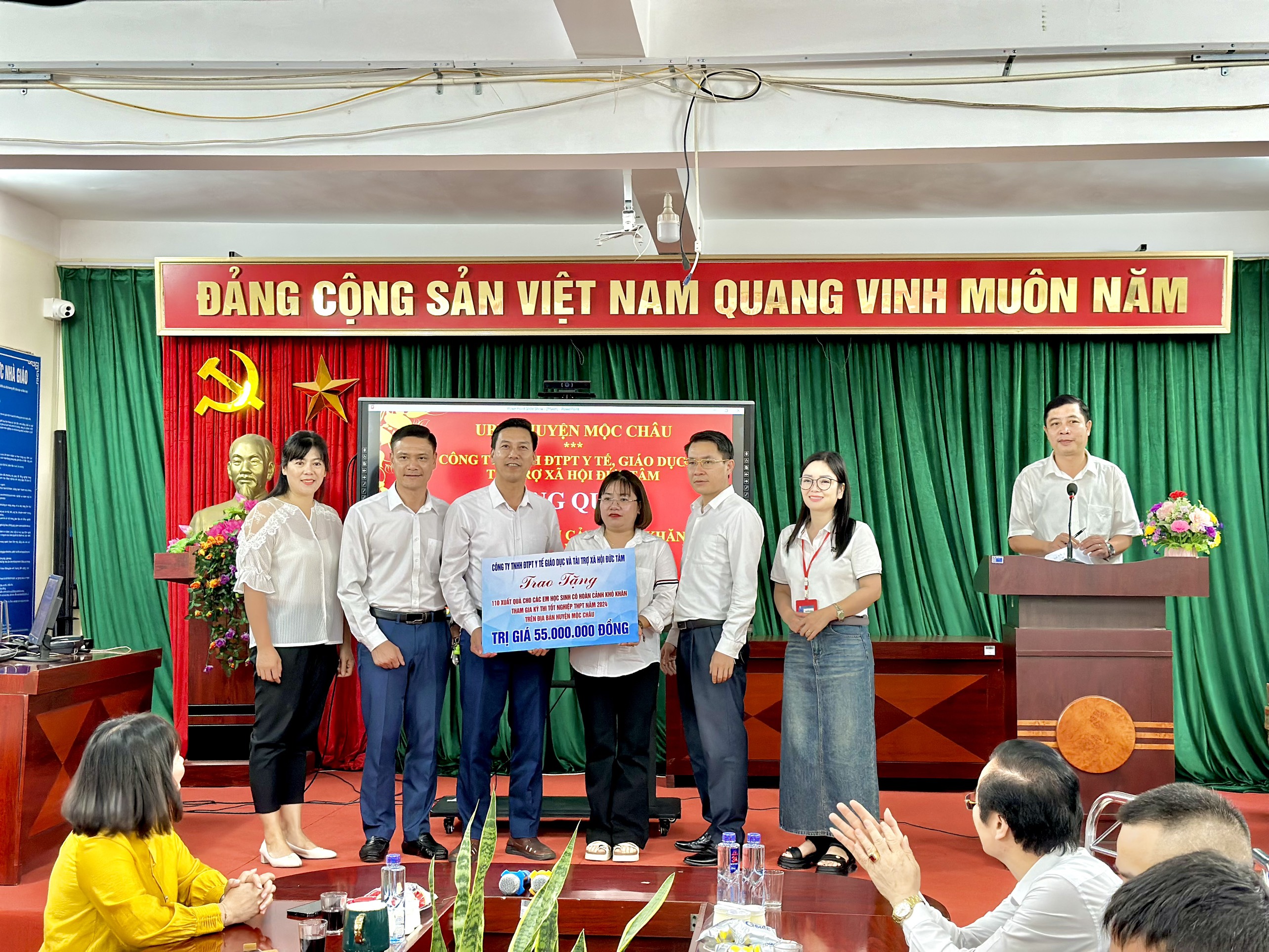 Tặng Quà Cho Các Em Học Sinh Có Hoàn Cảnh Khó Khăn Tham Gia Kỳ Thi Tốt Nghiệp THPT 2024